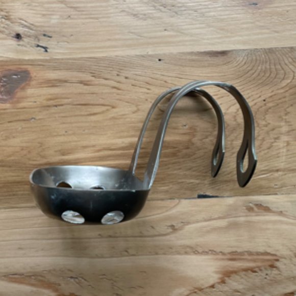 Vintage Style Metal Soap Holder - Picture 2 of 4